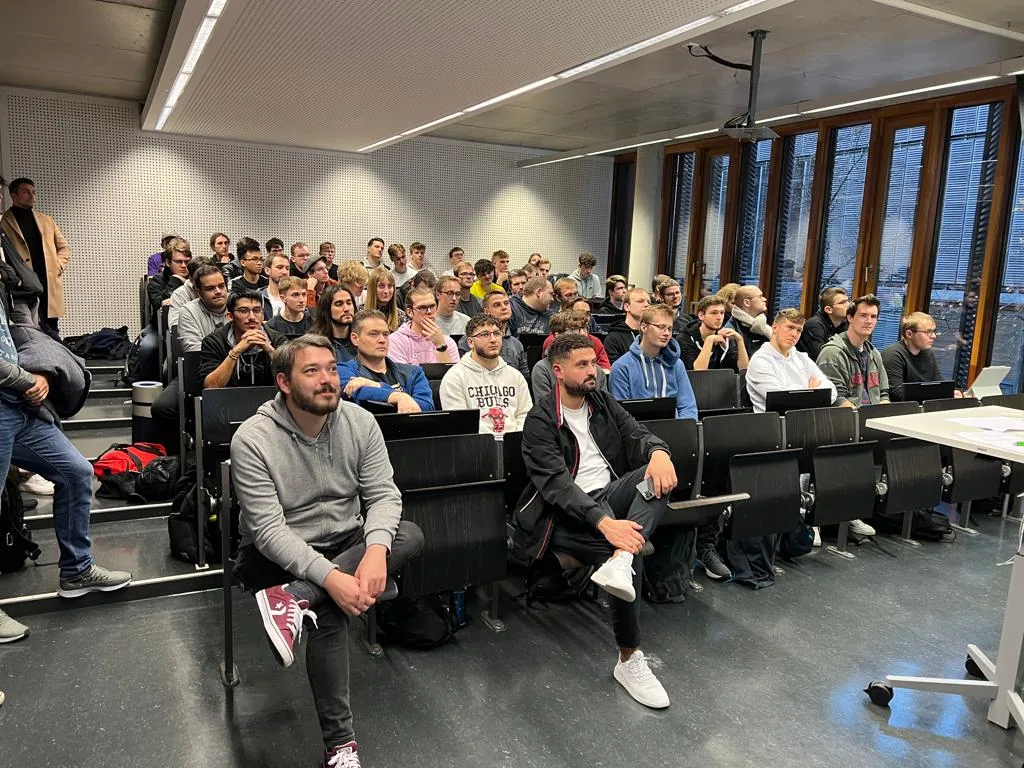 Teilnehmende sitzen zum Auftakt in einem Hörsaal