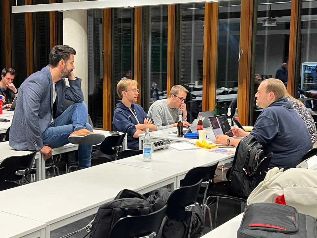 Ein Team bespricht seinen Prototyp mit einem Mentor